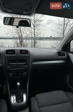 Хэтчбек Volkswagen Golf 2011 в 