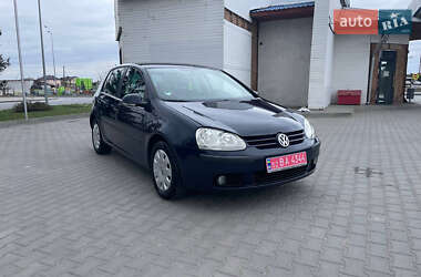 Хэтчбек Volkswagen Golf 2005 в 