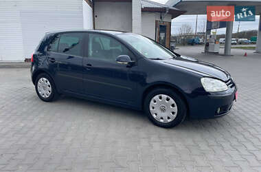 Хэтчбек Volkswagen Golf 2005 в 