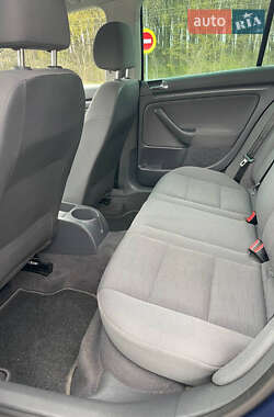 Хэтчбек Volkswagen Golf 2005 в 