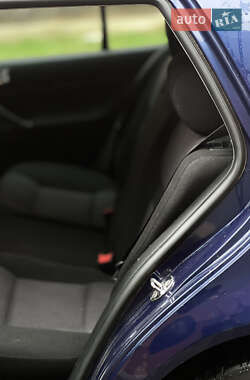 Хэтчбек Volkswagen Golf 2001 в 