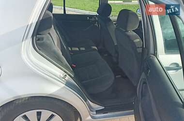 Хэтчбек Volkswagen Golf 2002 в 