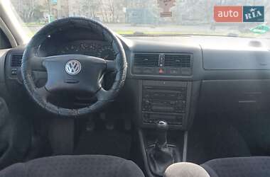Хэтчбек Volkswagen Golf 2002 в 