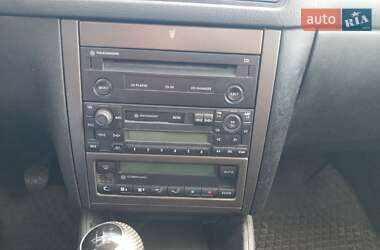 Хэтчбек Volkswagen Golf 2002 в 