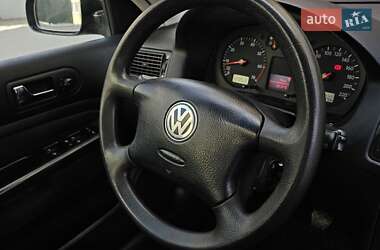 Хэтчбек Volkswagen Golf 2003 в 