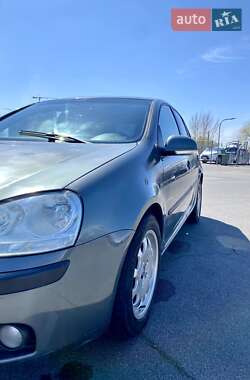 Хэтчбек Volkswagen Golf 2005 в 