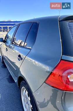 Хэтчбек Volkswagen Golf 2005 в 