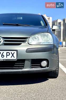 Хэтчбек Volkswagen Golf 2005 в 