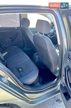 Хэтчбек Volkswagen Golf 2005 в 