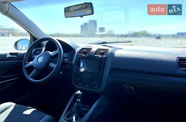 Хэтчбек Volkswagen Golf 2005 в 
