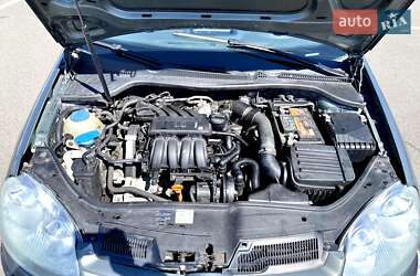 Хэтчбек Volkswagen Golf 2005 в 