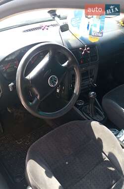 Хэтчбек Volkswagen Golf 1999 в 