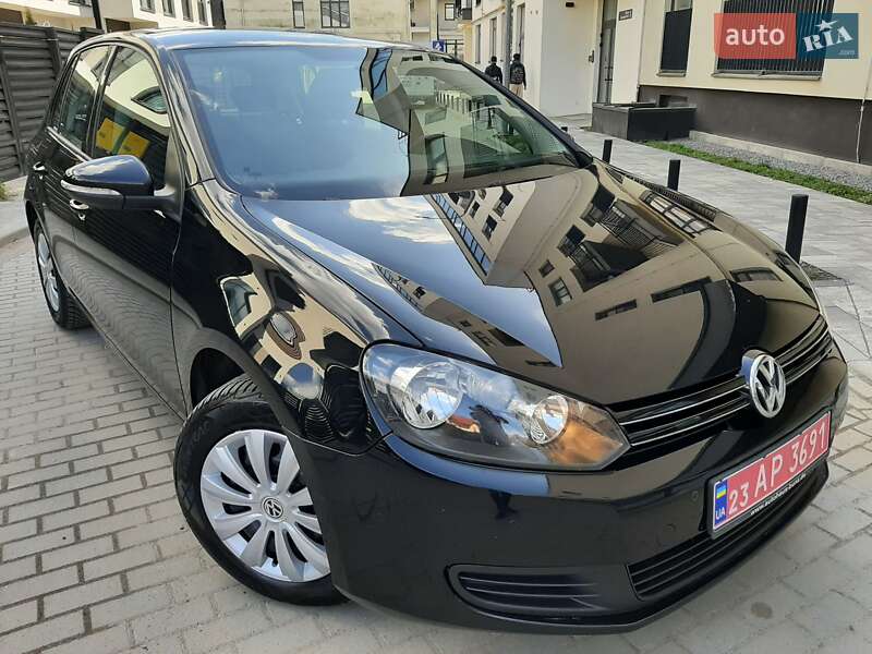 Хэтчбек Volkswagen Golf 2010 в 