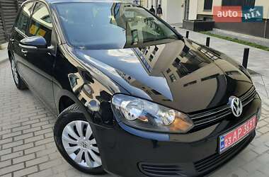 Хэтчбек Volkswagen Golf 2010 в 