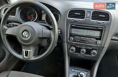 Хэтчбек Volkswagen Golf 2010 в 