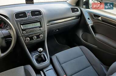 Хэтчбек Volkswagen Golf 2010 в 