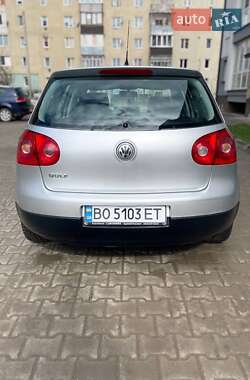 Хэтчбек Volkswagen Golf 2005 в 