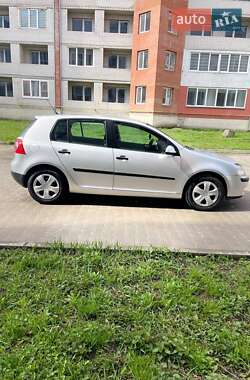 Хэтчбек Volkswagen Golf 2005 в 