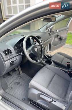 Хэтчбек Volkswagen Golf 2005 в 