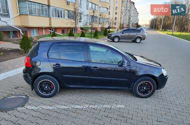 Хэтчбек Volkswagen Golf 2005 в 