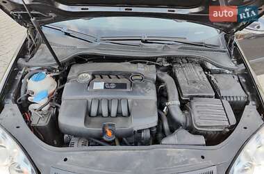 Хэтчбек Volkswagen Golf 2005 в 