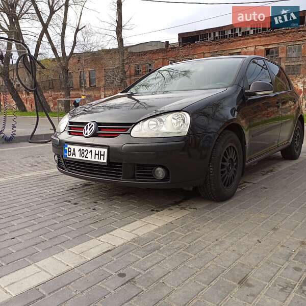 Хэтчбек Volkswagen Golf 2005 в 