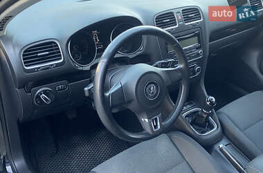 Хэтчбек Volkswagen Golf 2010 в 