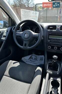 Хэтчбек Volkswagen Golf 2010 в 