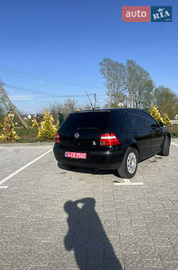 Хэтчбек Volkswagen Golf 2002 в 