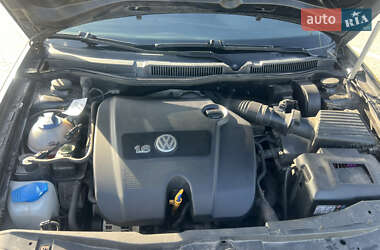 Хэтчбек Volkswagen Golf 2002 в 