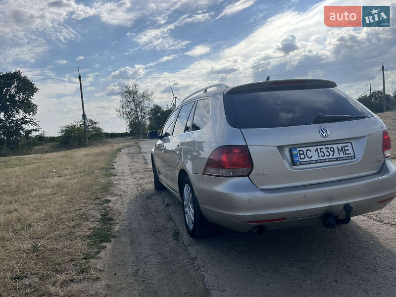 Универсал Volkswagen Golf 2012 в Староказачьем