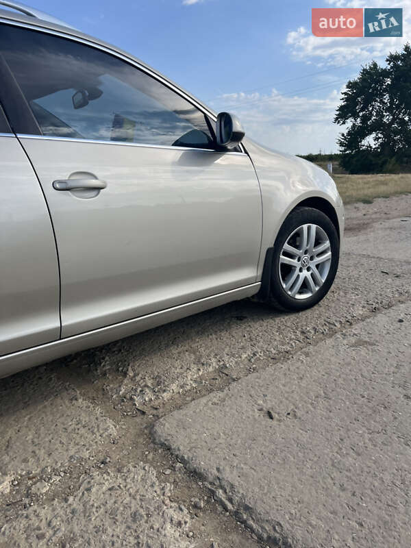 Универсал Volkswagen Golf 2012 в Староказачьем