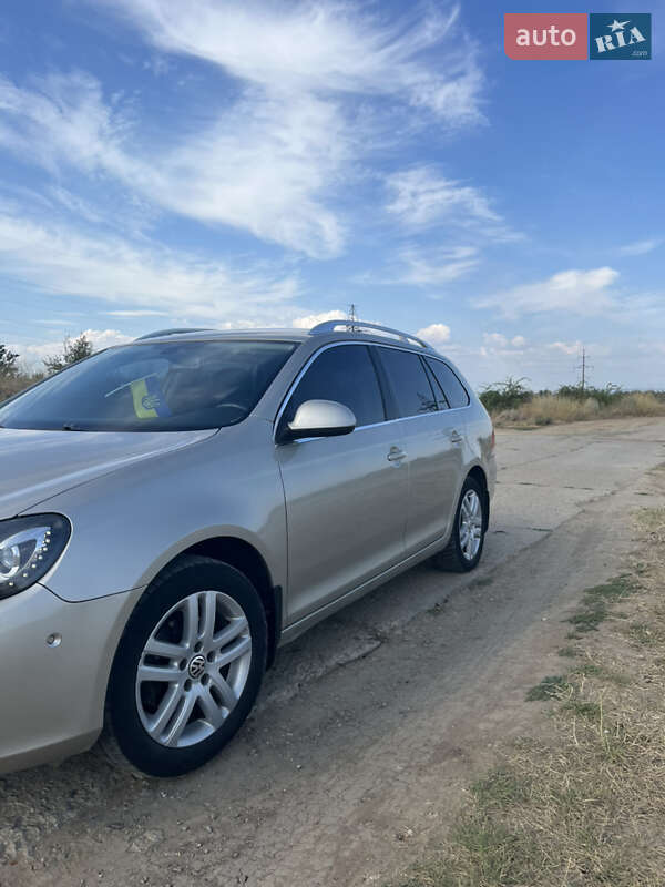 Универсал Volkswagen Golf 2012 в Староказачьем