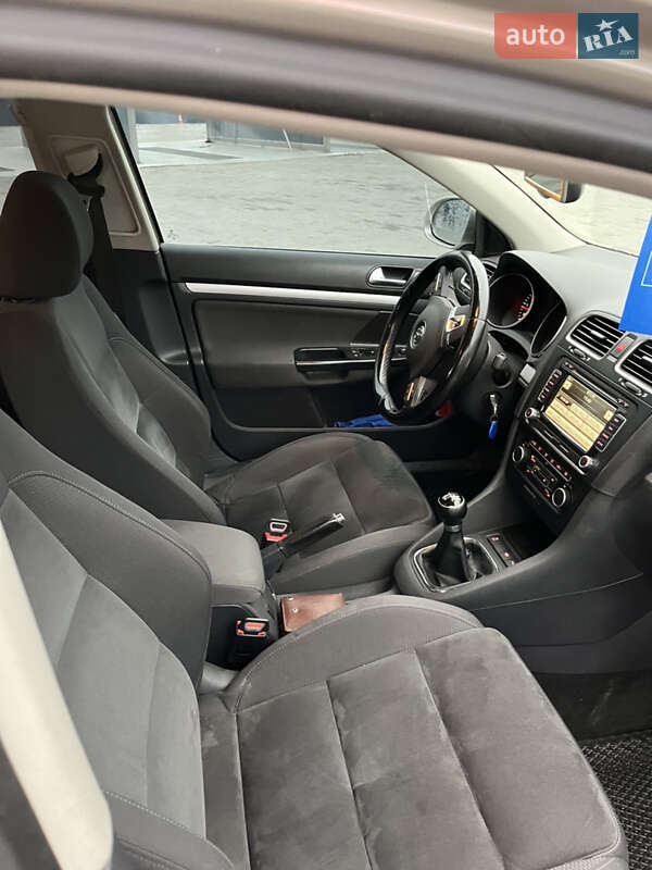 Универсал Volkswagen Golf 2012 в Староказачьем