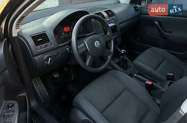 Хэтчбек Volkswagen Golf 2004 в 