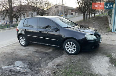 Хэтчбек Volkswagen Golf 2005 в 