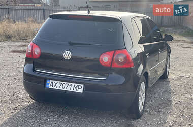 Хэтчбек Volkswagen Golf 2005 в 