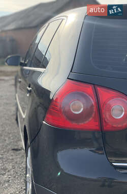 Хэтчбек Volkswagen Golf 2005 в 