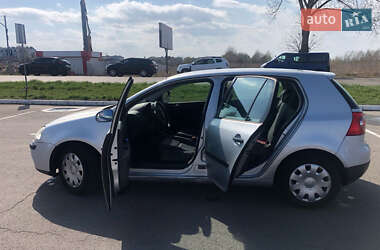 Хэтчбек Volkswagen Golf 2005 в 