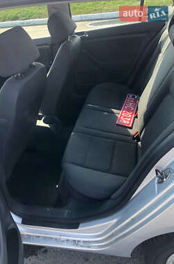 Хэтчбек Volkswagen Golf 2005 в 