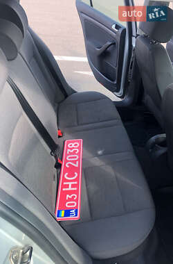 Хэтчбек Volkswagen Golf 2005 в 