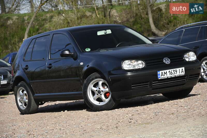 Хэтчбек Volkswagen Golf 2003 в 