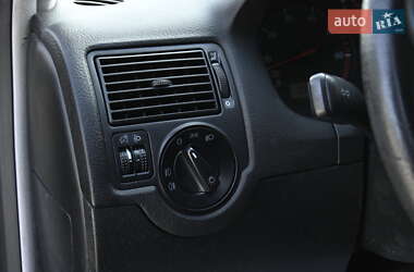 Хэтчбек Volkswagen Golf 2003 в 