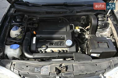 Хэтчбек Volkswagen Golf 2003 в 