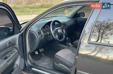 Хетчбек Volkswagen Golf 2001 в 