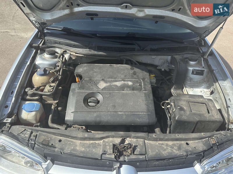 Хетчбек Volkswagen Golf 2001 в Новгород-Сіверському