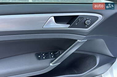 Хэтчбек Volkswagen Golf 2016 в 