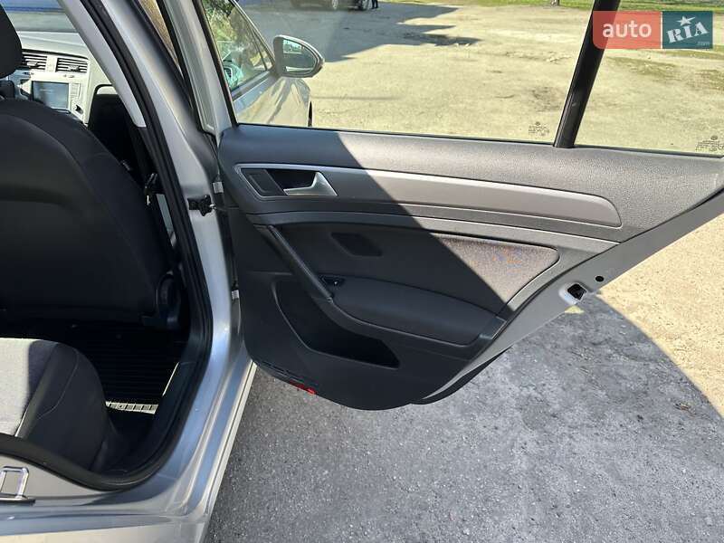 Універсал Volkswagen Golf 2015 в Лебедині