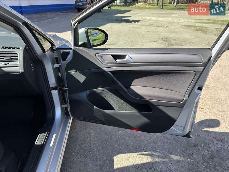 Універсал Volkswagen Golf 2015 в Лебедині