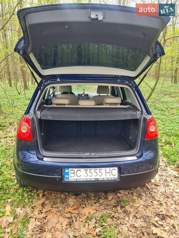 Хетчбек Volkswagen Golf 2005 в Шептицькому